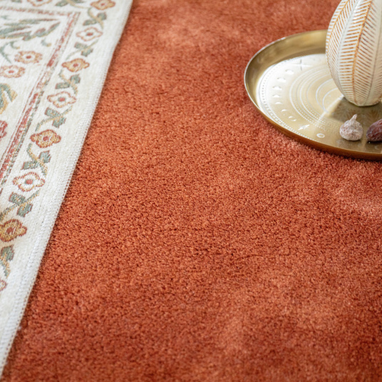 Moquette ultra douce Pulse cuivre brûlé, ambiance chaleureuse avec tapis et plateau décoratif