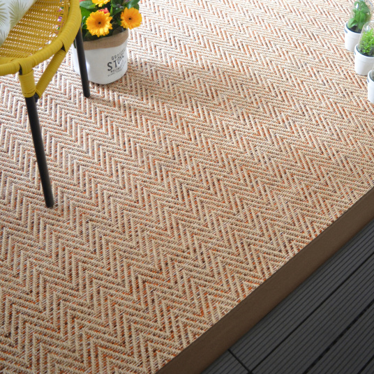 Tapis tissé plat - Chevron nature et finition marron - vue de près
