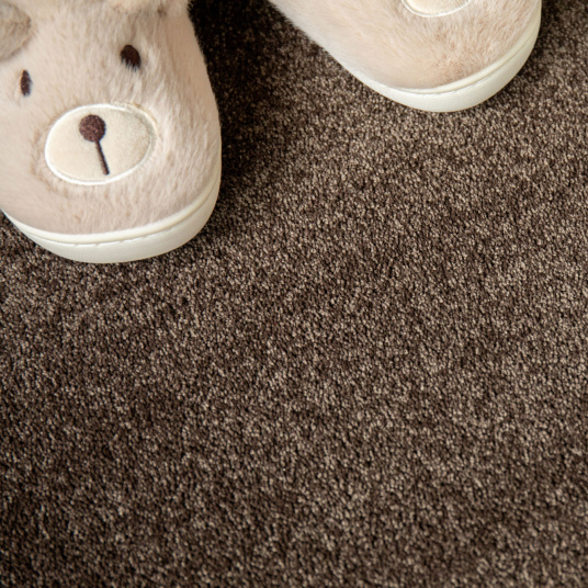 Tapis sur mesure en polyester recyclé Re-life Chocolat, tapis doux et confortable dans un espace détente