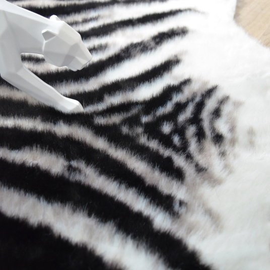 Tapis Peau de bête - Imitation Zèbre - Design - vue de près