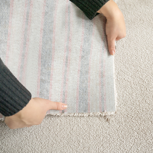 Moquette Pulse lin ultra douce, détail technique du revers et de la densité