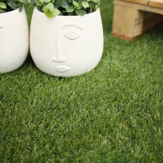 Gazon FireGuard Classé feu - 25mm en détail, aspect naturel réaliste