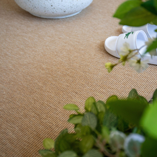 Tapis sur mesure Mahé en fibres synthétiques, ambiance végétale et détente