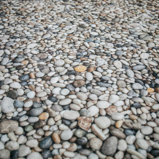 Moquette Stand imprimée Galets – Effet pierre arrondie pour ambiance immersive événementielle