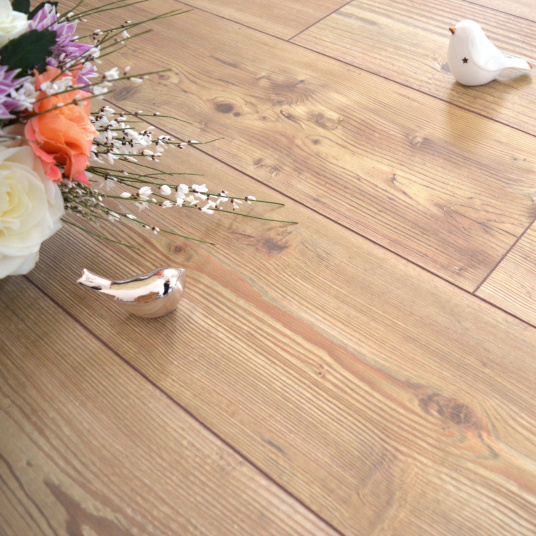 Parquet flottant Stratifié KronoSwiss Noblesse V4 Pin Rustique 5G - Vue de loin