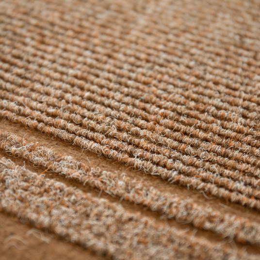 Tapis de couloir et d'entrée marron - Antidérapant au mètre illustrant la qualité de sa finition textile