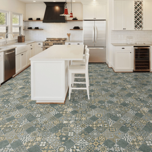 Revêtement PVC Textile Relief 3D carreaux de ciment floral – Bleu foncé et ocre dans une grande cuisine lumineuse