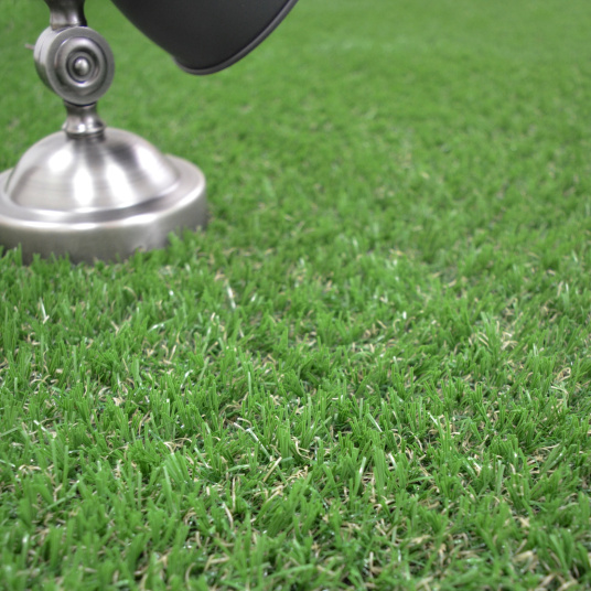 Brins courts et denses du gazon Marseille 20mm, effet réaliste sans entretien