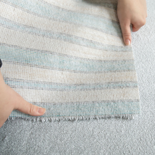 Moquette ultra douce Pulse gris givre, vue technique du revêtement textile confortable