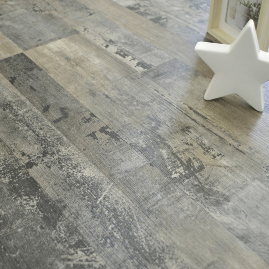 Détail du parquet vinyle rigide Performance Clic 5G bois vintage naturel, lames en reliefs et nuances minérales