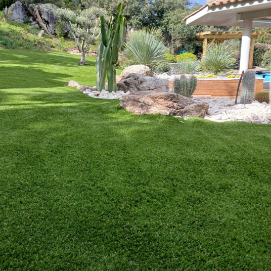 Texture naturelle du gazon synthétique Monaco 49 mm, parfaite pour un jardin moderne et durable