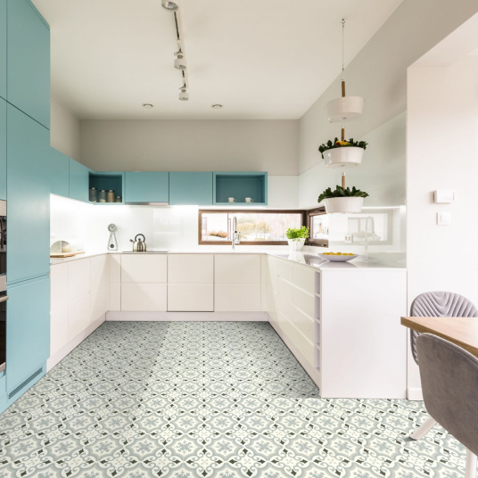 Sol Vinyle Textile Rénove acoustique - Effet carreaux de ciment arabesque gris bleuté - Cuisine ouverte