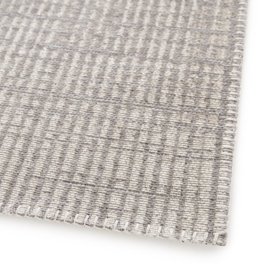 Tapis souple en tissu chenille recyclé Gaspard crème et grège - coin