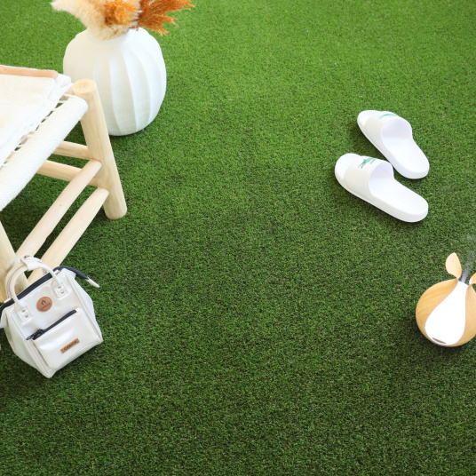 Mise en scène déco sur gazon Premium Piscine & Spa - 35mm, doux, uniforme et 100 % recyclable