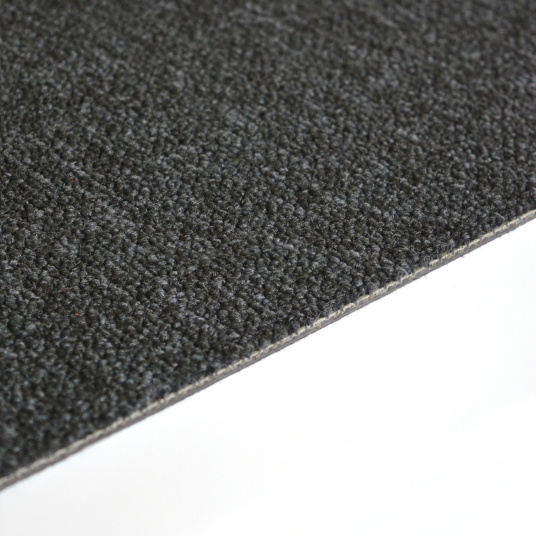 Zoom sur l’épaisseur et la finition de la dalle moquette 50x50 cm