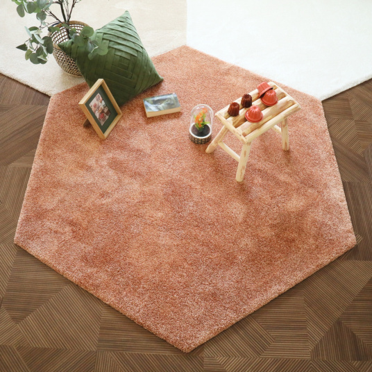 Tapis de salon design hexagonal Touch - Rose corail - vue de loin
