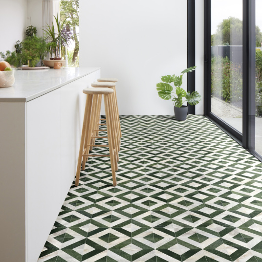 Revêtement PVC éco-conçu à la coupe blanc et vert posé dans un intérieur minimaliste