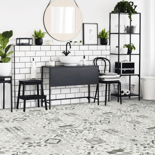 Sol vinyle noir type carreaux de ciment dans une salle de bain