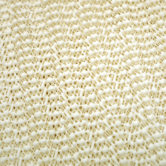 Détail maille antidérapante pour tapis, texture ajourée pour adhérence et maintien efficace