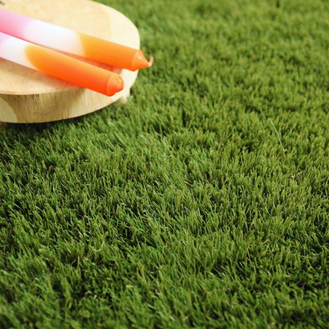 Ambiance déco sur gazon synthétique Pro Expert 50 mm - Qualité PRO très haut de gamme aux 7 couleurs de fibres