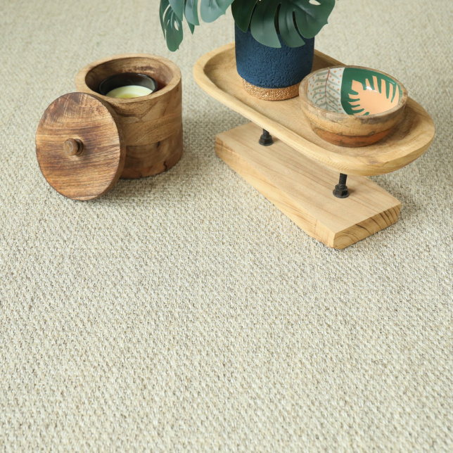 Ambiance déco naturelle avec le tapis sur mesure sisal Tulum blanchi avec boîte en bois et plante