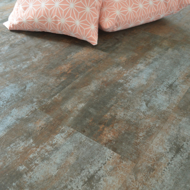 Dalle sol PVC Clipsable Mix and Match - Click 5G - Acier vintage, gros plan sur le décor effet métal oxydé