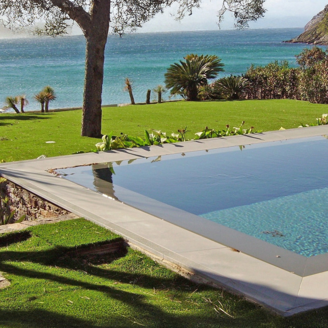Gazon synthétique Saint-Tropez 50 mm, confort et esthétisme autour d’une piscine avec vue mer