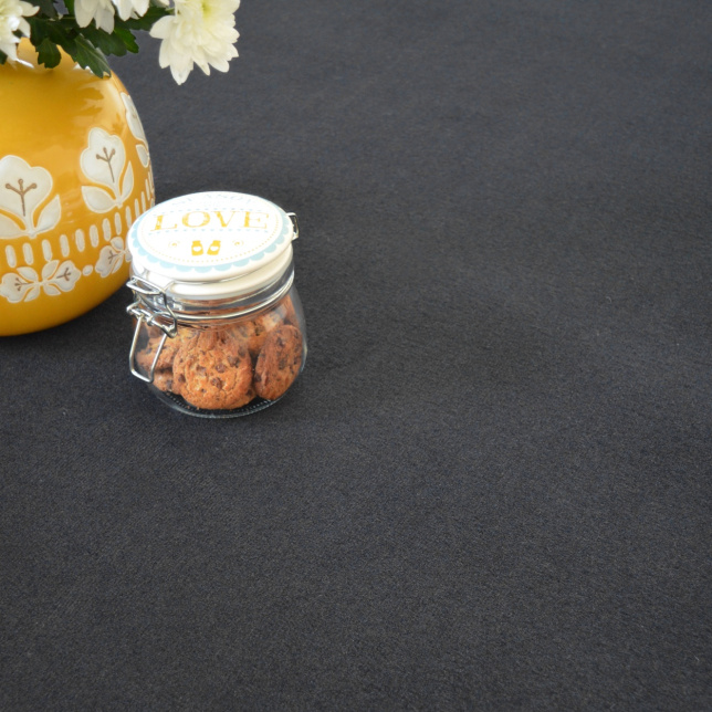 Tapis sur mesure Velours - Loft - Noir avec mise en scène déco et pot de biscuits