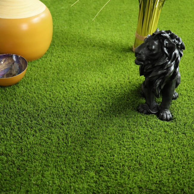 Gazon synthétique Lodge 100 % recyclable - 40mm posé en extérieur avec objets déco