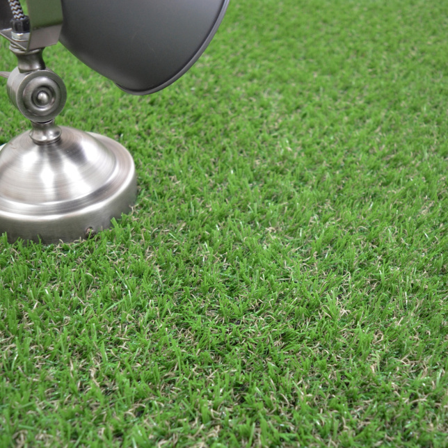 Texture dense du gazon synthétique Marseille 20mm classé feu, idéal pour événements publics