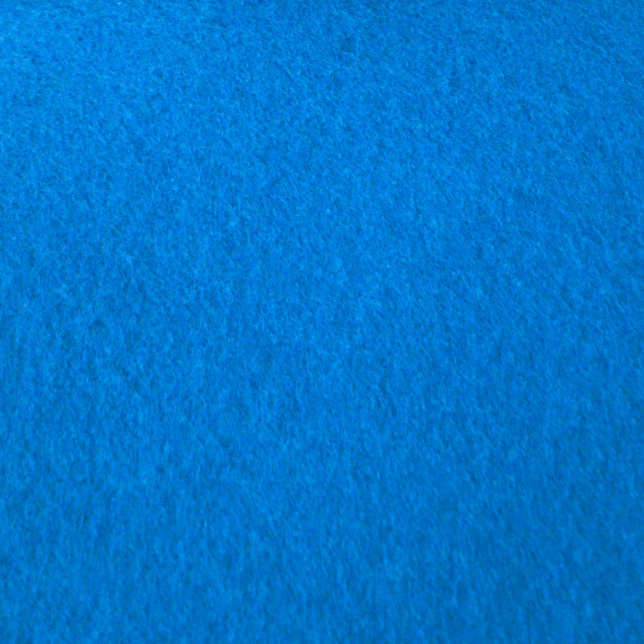 Revêtement événementiel en moquette aiguilletée Stand Event bleu azur avec film de protection intégré