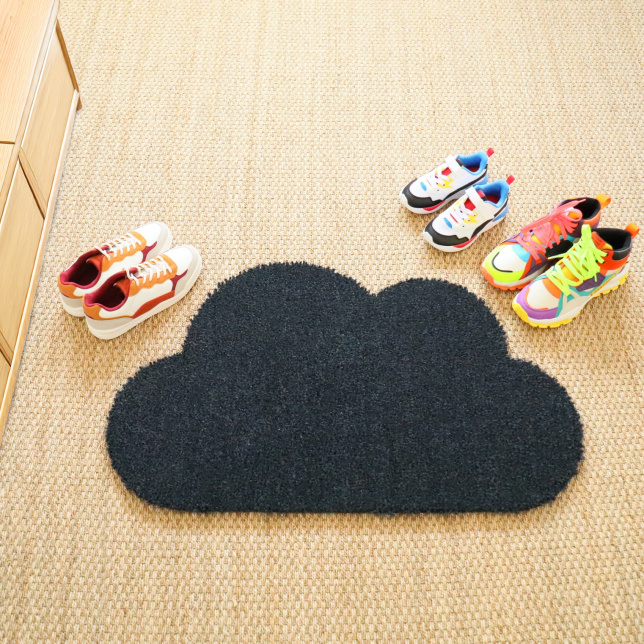 Paillasson anti-poussière en coco anthracite forme nuage exclusivité Décoweb en situation