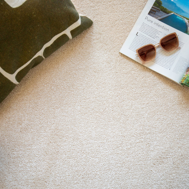 Ambiance cosy sur moquette Select Écru douce et résistante aux taches