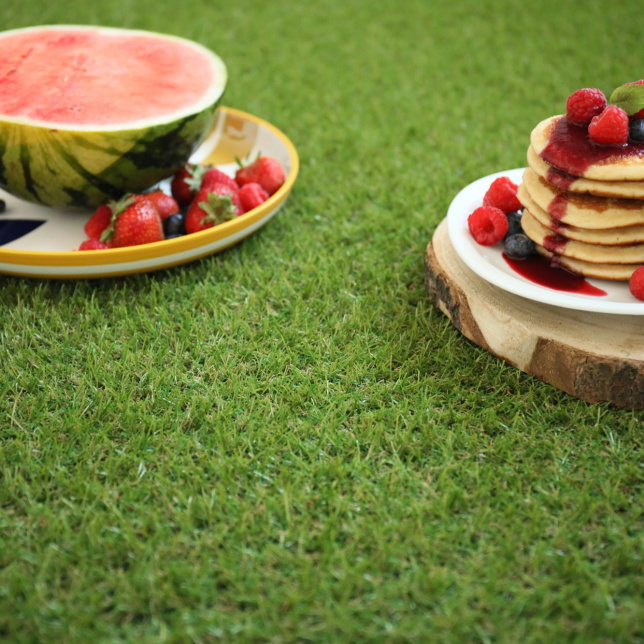 Assiette de fruits rouges et pancakes sur Gazon synthétique Brunch 18 mm, ambiance petit déjeuner en extérieur