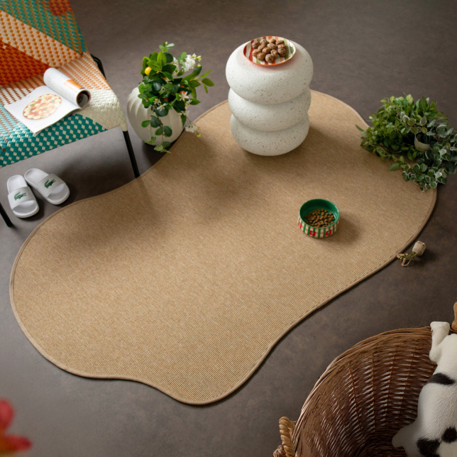 Tapis contemporain Mahé naturel de forme organique, teinte naturelle et déco contemporaine