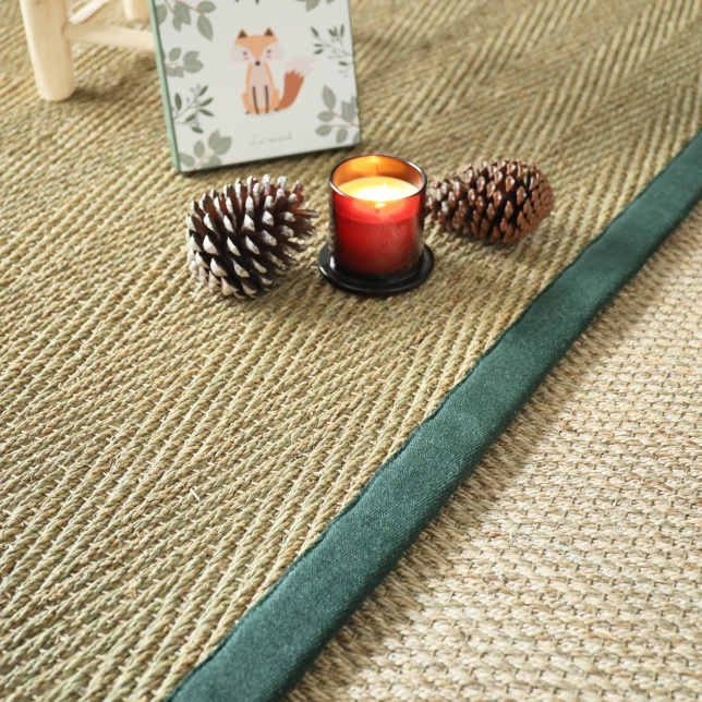 Tapis Jonc de mer Assam chevron Ganse lin vert sapin - salon