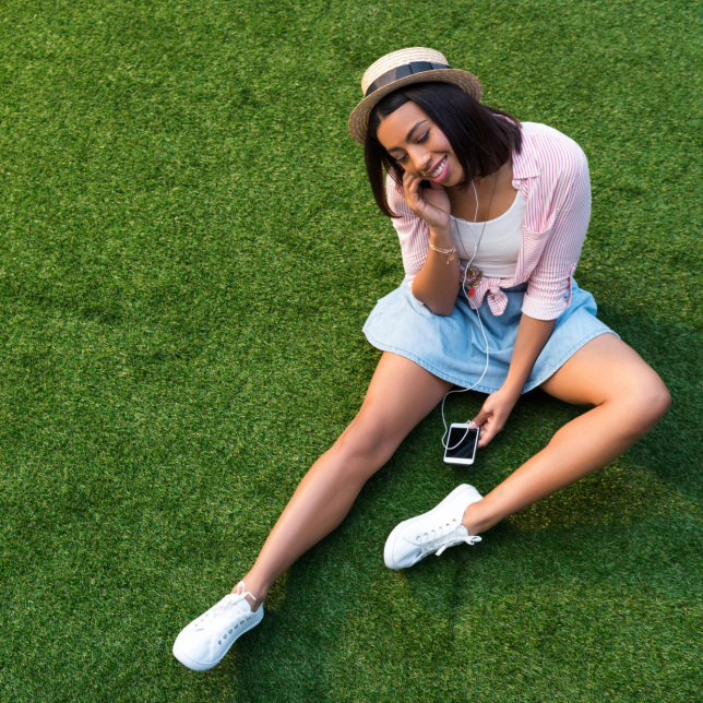 Gazon synthétique Alice - 35mm à mémoire de forme posé en terrasse, ambiance détente