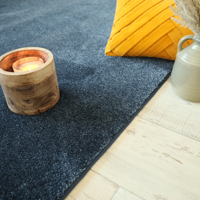 Tapis doux Charme velours - Bleu nuit - Galon bleu - salon