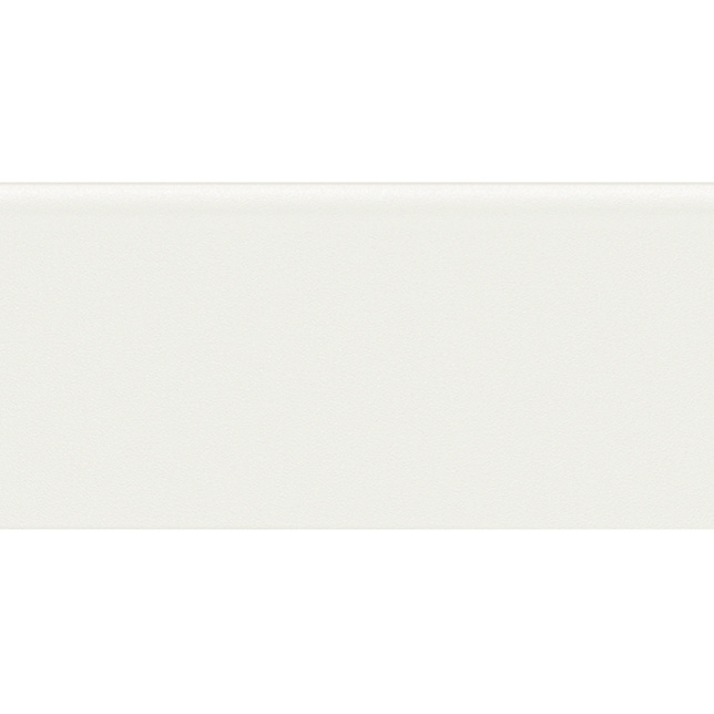 Plinthe blanche Modèle T offrant une finition douce et épurée pour accompagner un sol stratifié