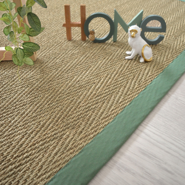 Tapis jonc de mer Bihar fin chevron, ganse coton vert olive et déco naturelle