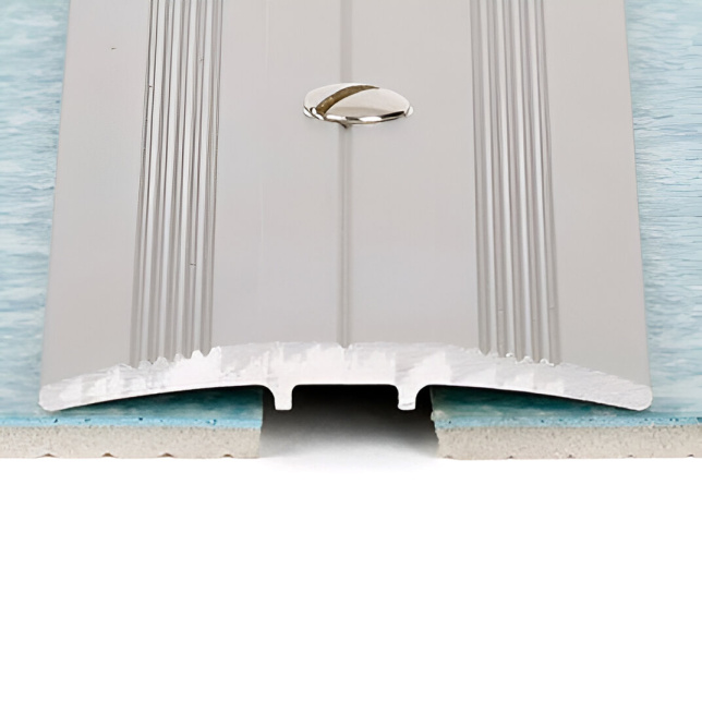 Barre de seuil Romus demi bombée en aluminium posée entre deux sols de même niveau