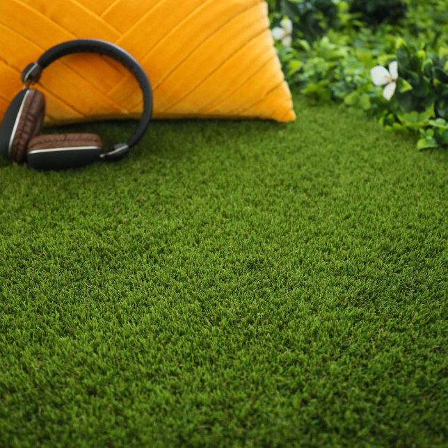 Gazon haut de gamme Plénitude 45mm avec fibres micro-nervurées pour coin détente extérieur