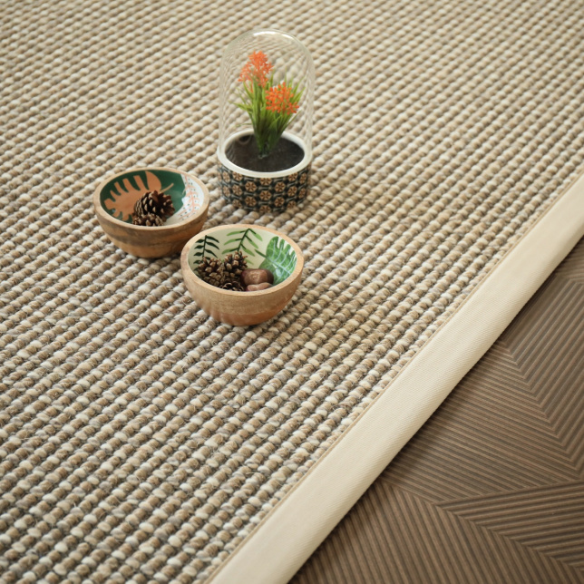 Tapis Laine et sisal Caloundra grosses boucles beige ganse écru - salon