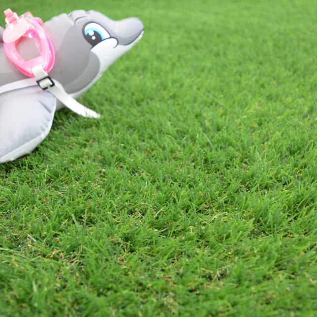 Gazon synthétique Valençay 25 mm – ambiance estivale avec jouet piscine sur gazon clair