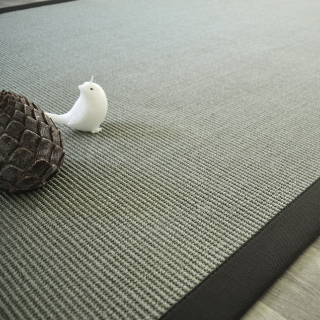 Tapis sisal Yucatan gris acier ganse coton noire - vue de près