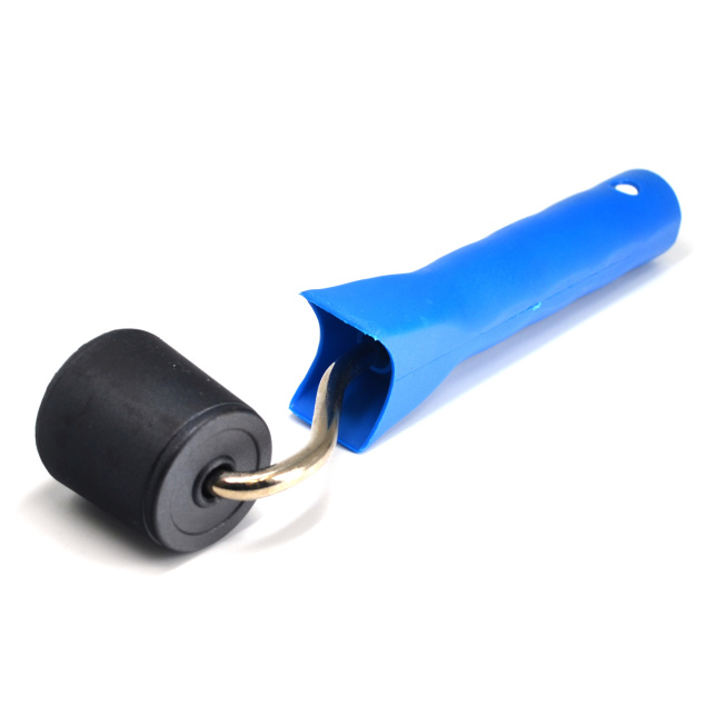 Roulette de colleur pour papier peint – manche bleu, rouleau noir