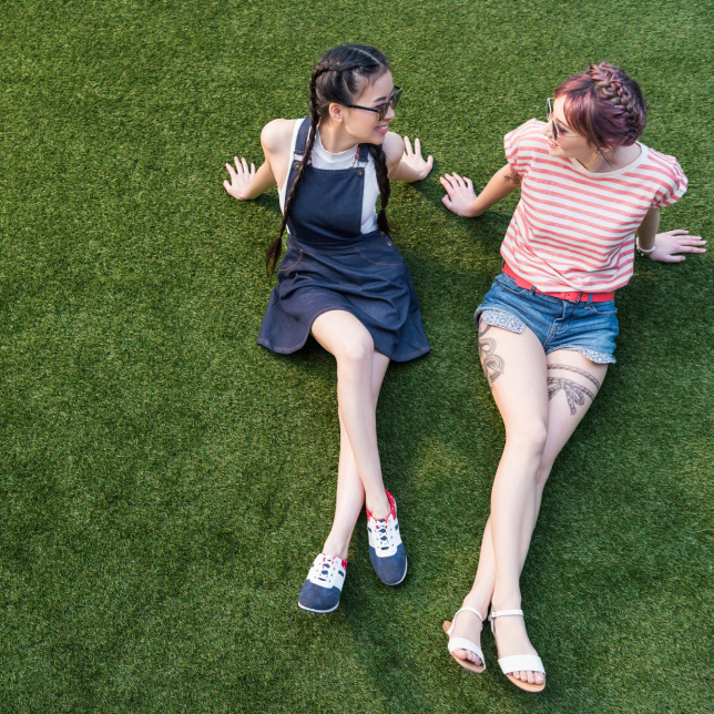 Rouleau de gazon artificiel Estival - 28mm, fibres C-Shape visibles à mémoire de forme