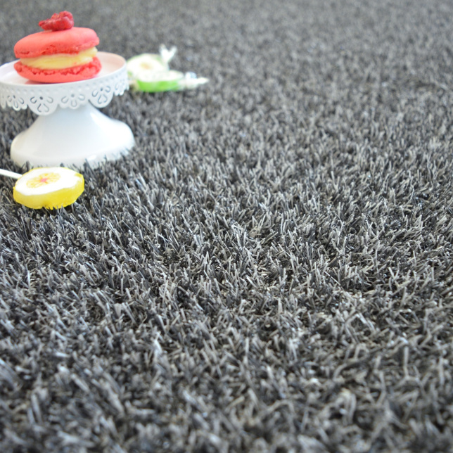 Texture réaliste du gazon synthétique gris foncé Arty 20 mm, mise en scène gourmande