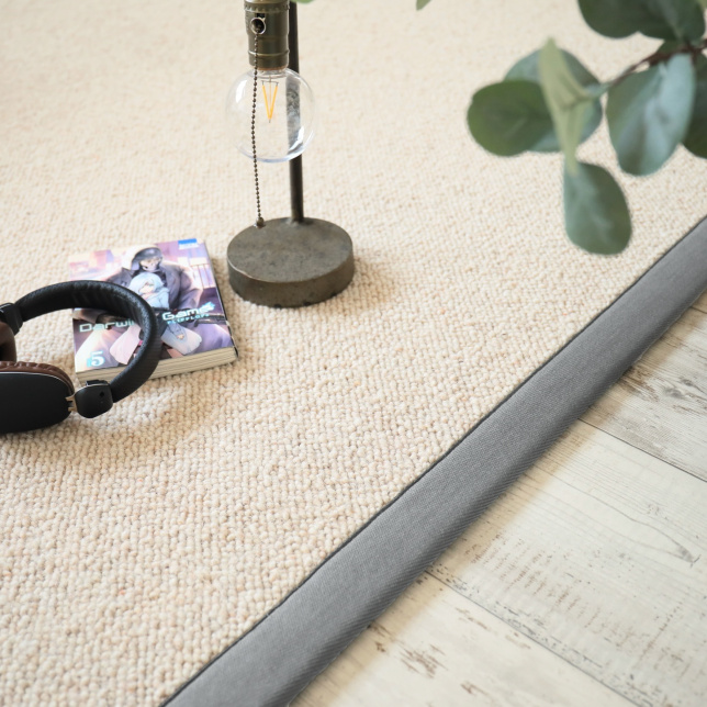 Tapis naturel en pure laine Latoon grège ganse grise - salon