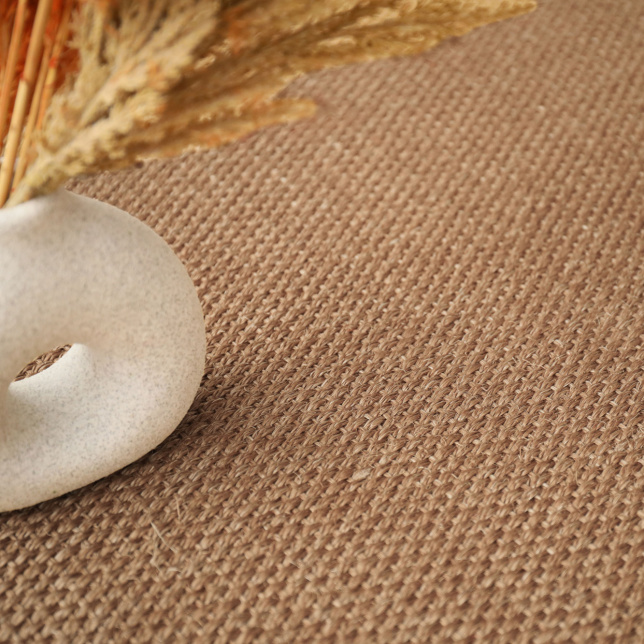 Zoom sur les boucles naturelles du sisal Tulum cuivre dans une décoration chaleureuse